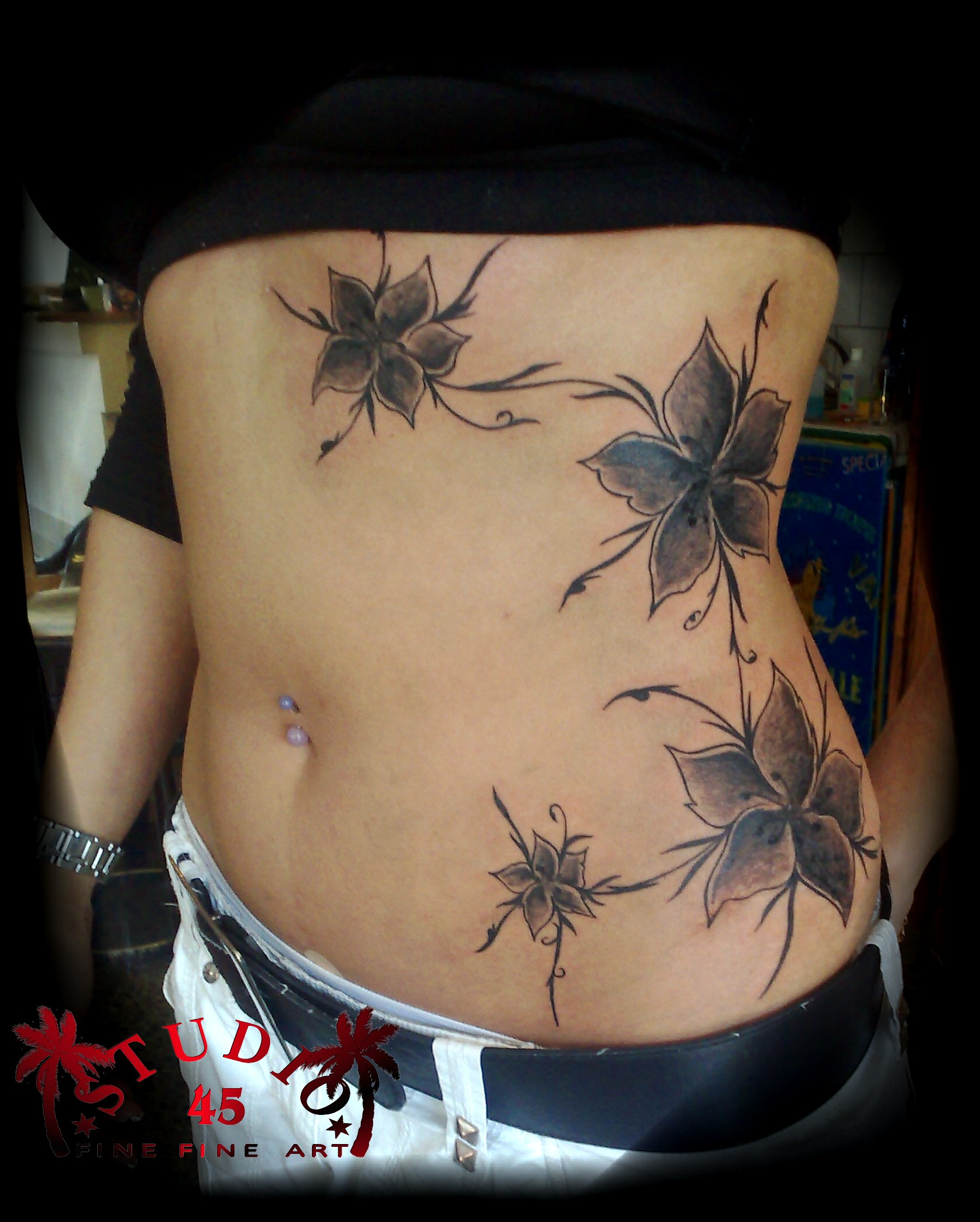 Lilien Black auf Bauchseite Tattoo Recklinghausen STUDIO 45